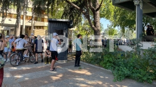 Građani ispred policije